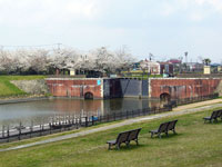 横利根閘門公園